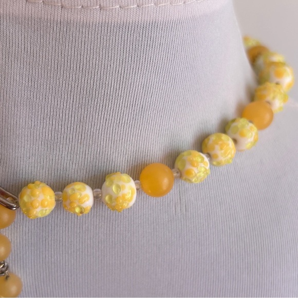 Vintage Yellow Lucite Necklace 1960s Floral Beads Mod Retro Mid Century Jewelry - Picture 7 of 9